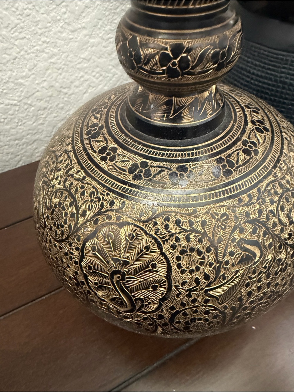 Vintage Indian Hand-Etched Brass & Black Lacquer Peacock Vase - Picture 3 of 6